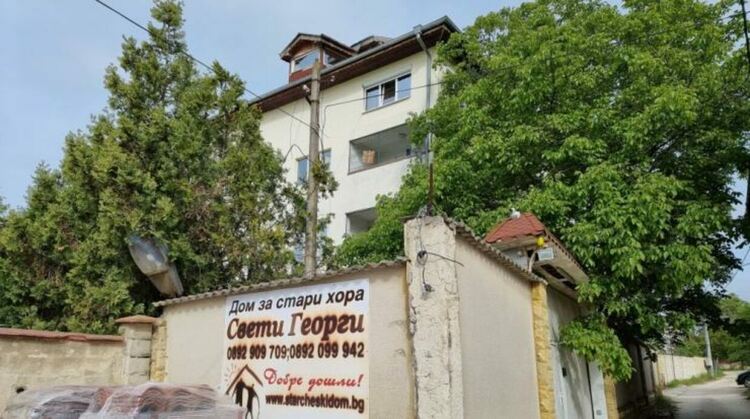 Четирима души загинаха при пожар в старчески дом във Варна, има заподозрян