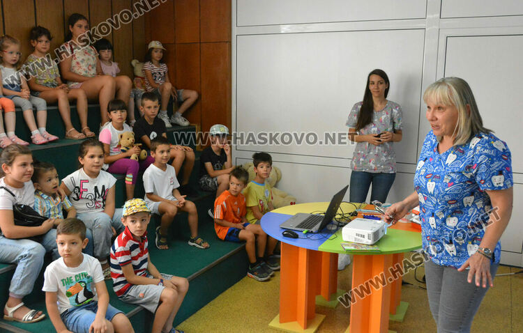 Професията зъболекар представи на децата в библиотеката д-р Атанасова