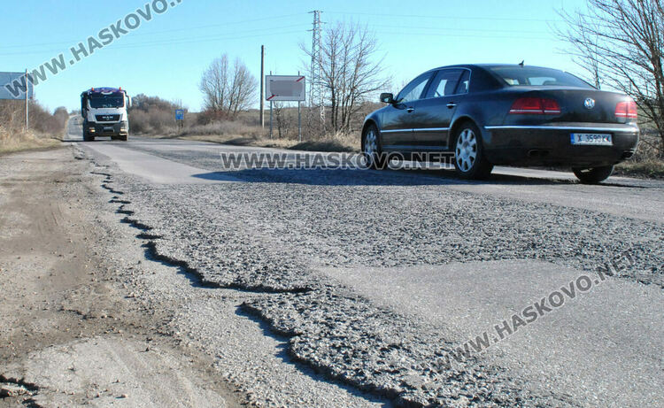 Обявиха обществена поръчка за ремонт на над 40 км пътища в Хасковско