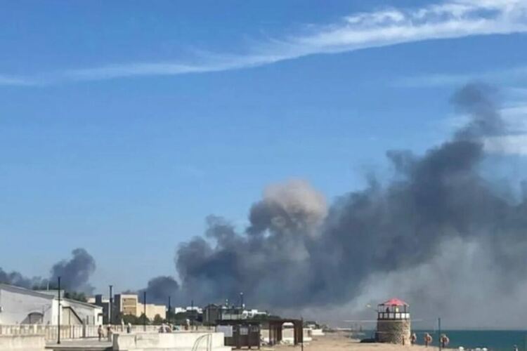 Силни експлозии в руска военновъздушна база в Крим
