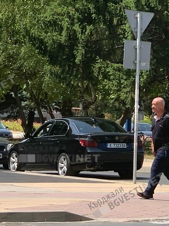 Тарикати навлизат в насрещното движение за да паркират в центъра на Кърджали, смятат се защитени от Синята зона