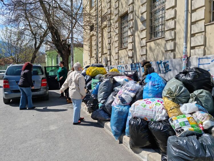 Асеновград помага на пострадалите в Карловско