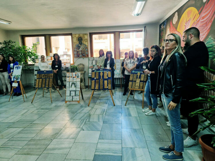 Атанас Забуртов подреди произведенията си в Коридора на властта"