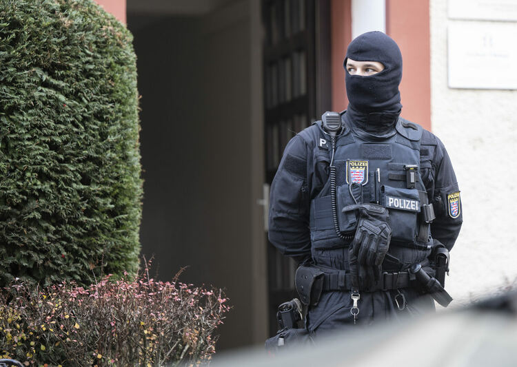 Германия арестува 25 души за опит за държавен преврат, сред тях политици, съдия и войници