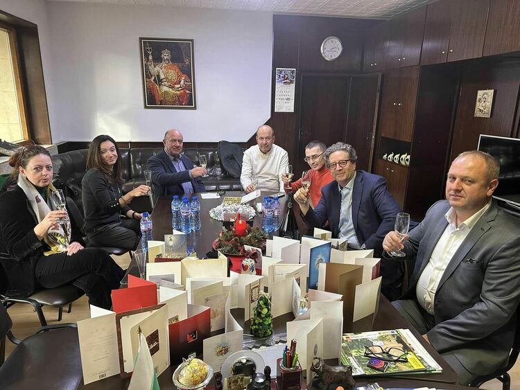 Шампанско се ля в кабинета на кмета