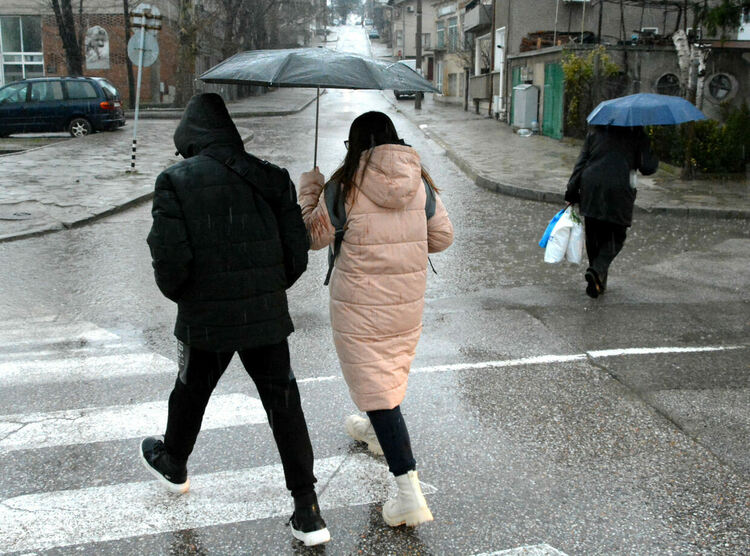 Облаци и дъжд в сряда, сняг на места