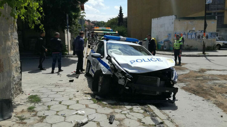 ВИДЕО как шеф на полиция помита с патрулка автомобила на заподозрян