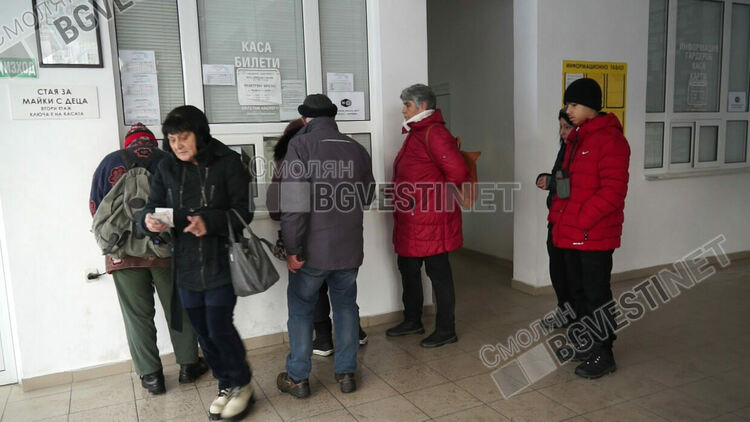 Опашки пред гишетата за новите автобусни карти в Смолян. Колко ще плащат вече ученици и пенсионери?