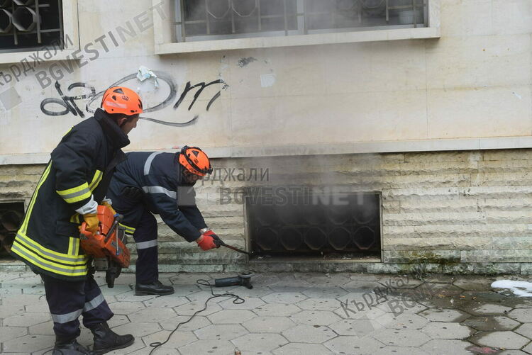 Мазе в блок в Кърджали пламна,два екипа огнеборци го гасиха