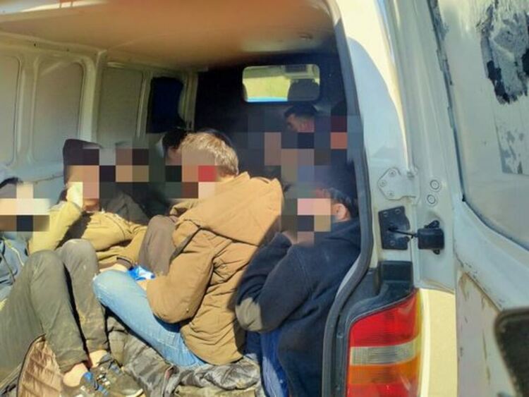 Полицията арестува бременна в 7-мия месец с кола, пълна с мигранти