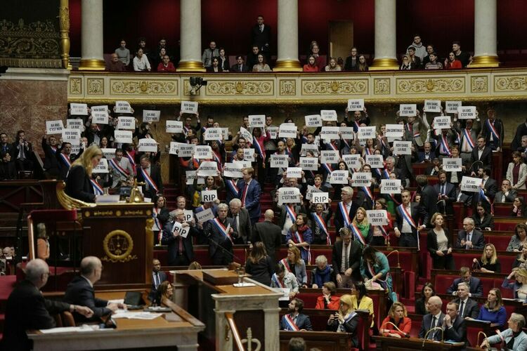 Френското правителство оцеля в първи вот на недоверие