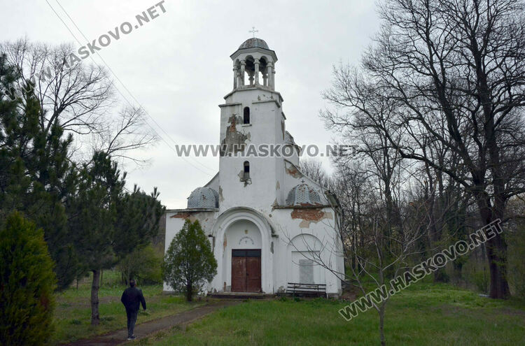 В навечерието на Великден в с.Стойково започват кампания за ремонт на купола на църквата си