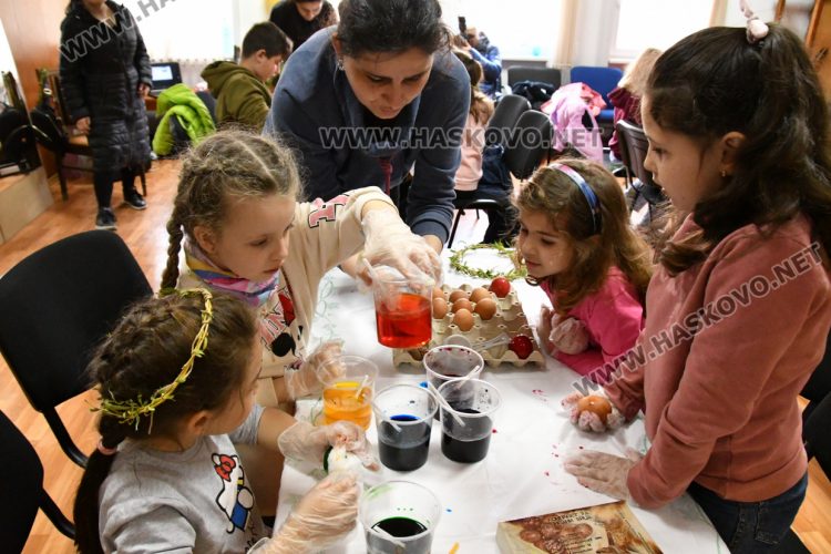 Писани яйца в музея на Хасково преди Великден