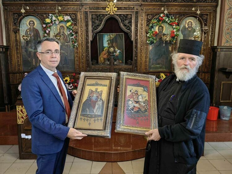 Кметът дари икони за Великден на трите християнски храма в Кърджали