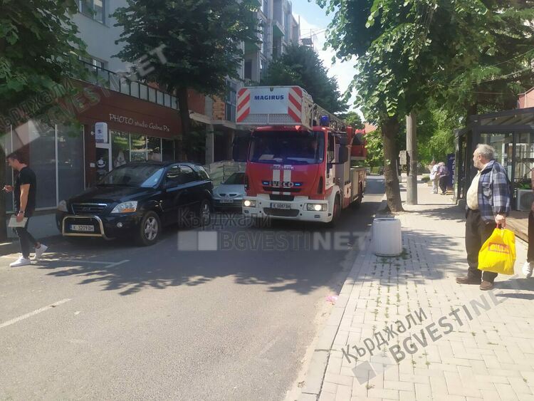 Пожар в апартамент в Кърджали,огнеборците успяват да изведат обитателите