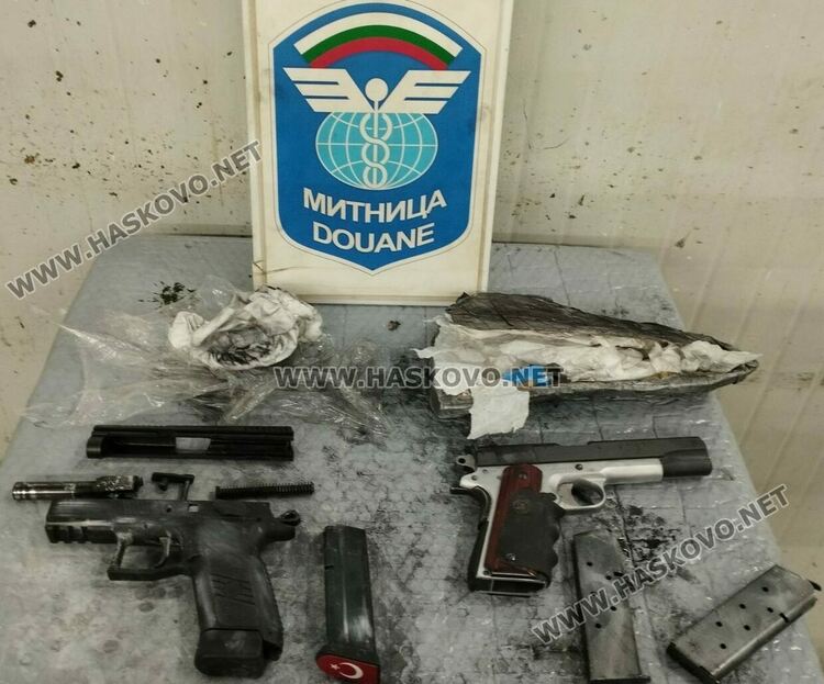 Прибраха два бойни пистолета от тираджия на границата ни с Турция