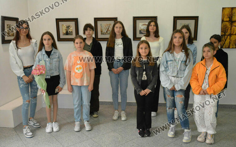 Школа „Колорит„ показаха картини в галерия „Форум“ в изложба, посветена на 1-ви юни