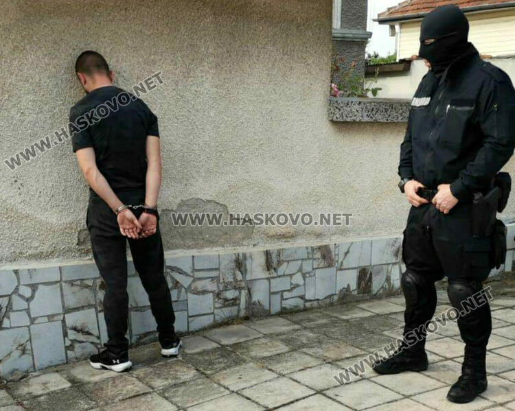 Арест за служител на МВР и разкрити нелегални чужденци в Харманли