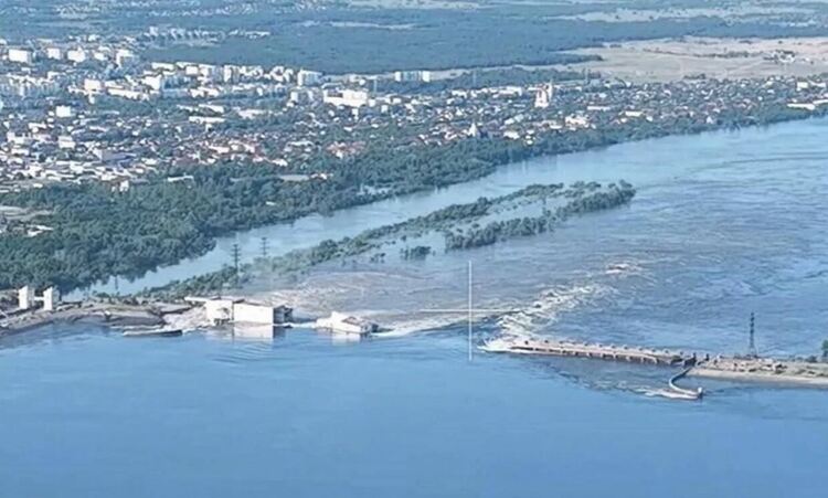 Нивото на водата около взривения язовир "Нова Каховка" се е покачило с пет метра