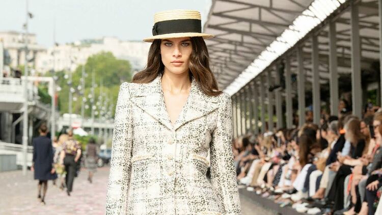 Разходка по кейовете на Сена в дефилето висша мода на Chanel