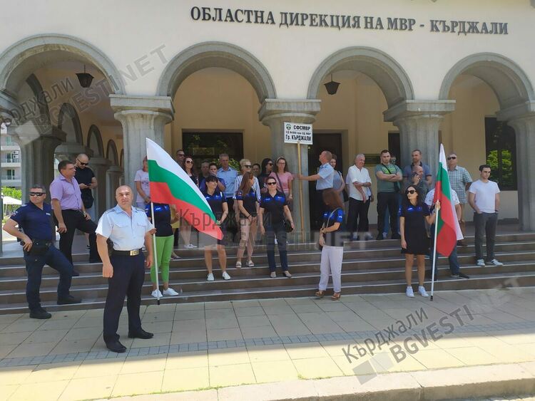 Протестиращи полицаи в Кърджали: Заплатите ни са колкото на продавач-консултанти, патрулираме с лични автомобили