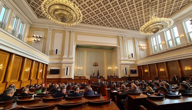 Повече от два часа депутатите уточняват поредността на точките в днешната програма