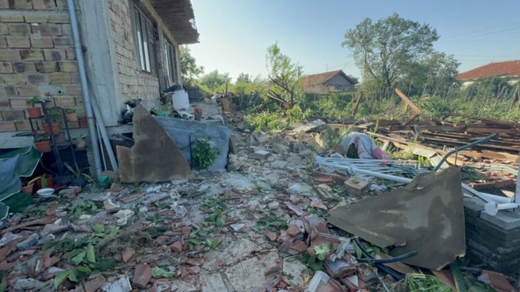 Опустошителна буря в Старозагорско остави населени места без ток