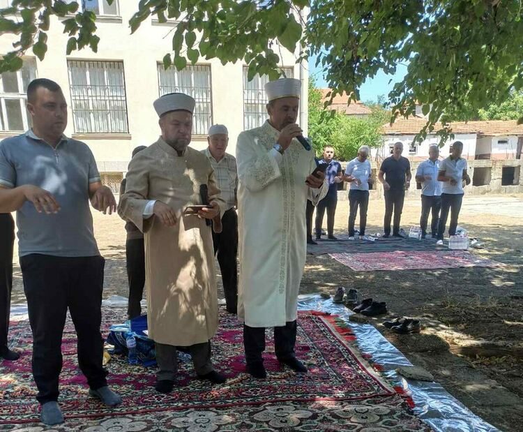 Молебен за берекет, здраве и дъжд извършиха във Воден