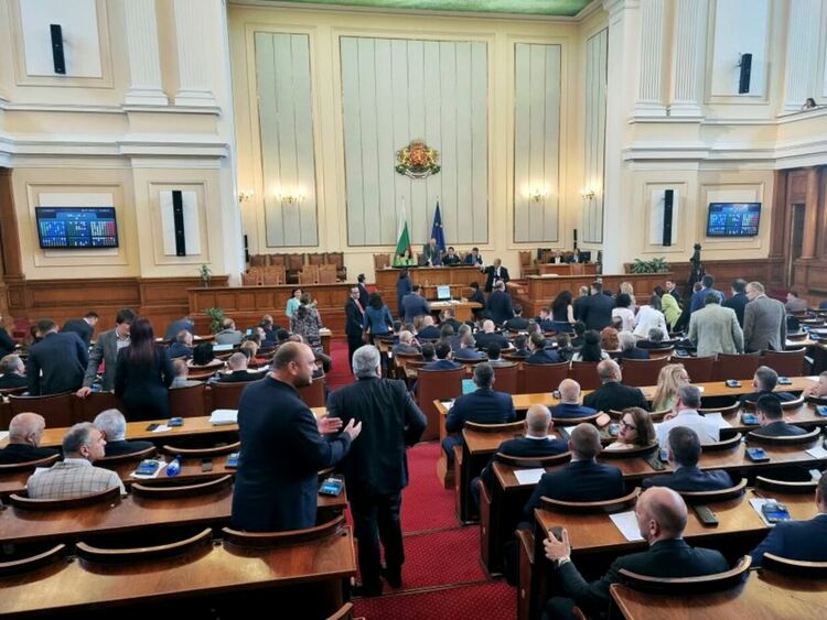 Депутатите избраха нови управители на Сметната палата и НЗОК и излязоха във ваканция