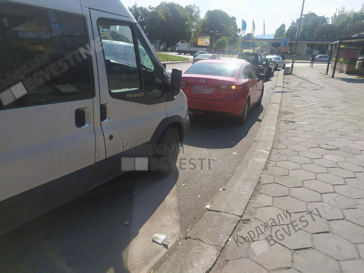 Паркирането на автобусната спирка на Автогарата в Кърджали се превърна в норма, никой не спазва забраната