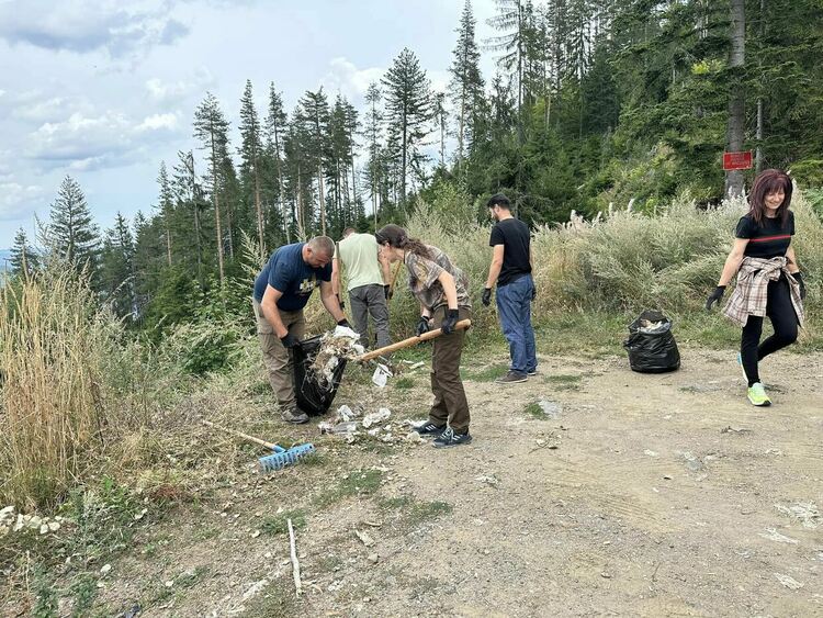 Служители на ЮЦДП и ДГС Смолян почистиха района край Горски парк „Амзово“
