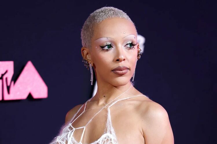 Doja Cat се просълзи по време на изпълнение