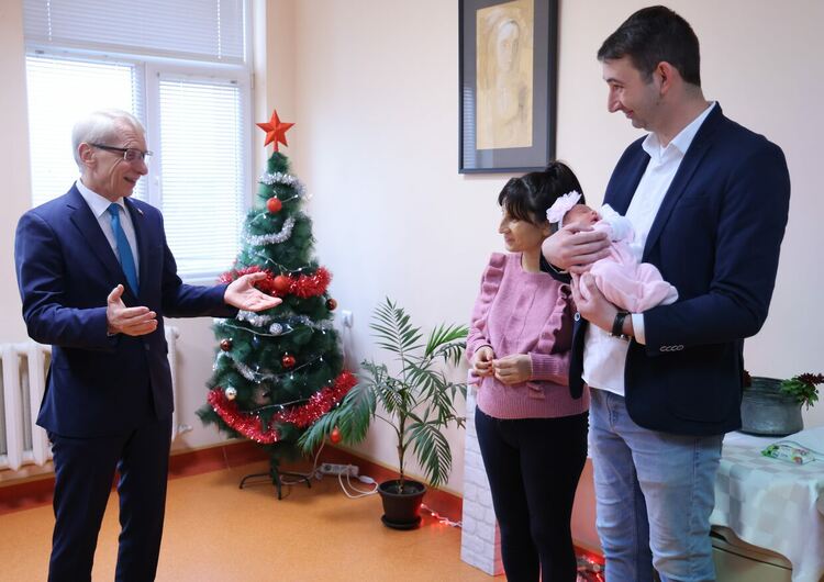 Борбата с демографска криза е основен приоритет на правителството, заяви премиерът при изписването на бебе 2024 година