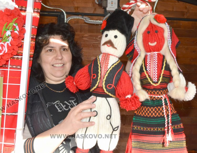 Мартеничките с нови цени и в изобилие