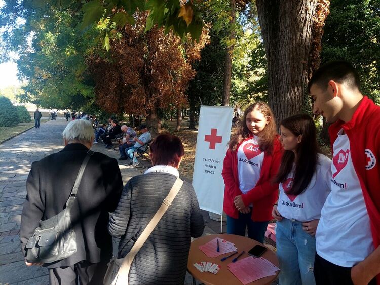 Просвещават ни за СПИН на Алеята на влюбените в Кърджали на Свети Валентин