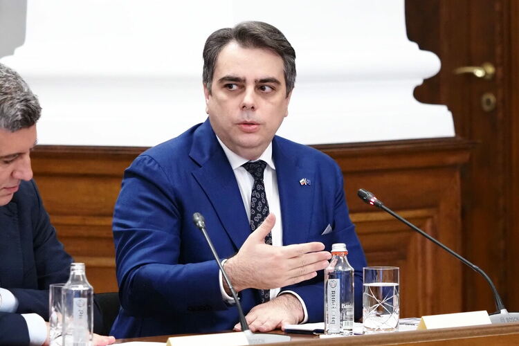 Асен Василев обяви, че не може да има правителство с първия мандат и Габриел за премиер