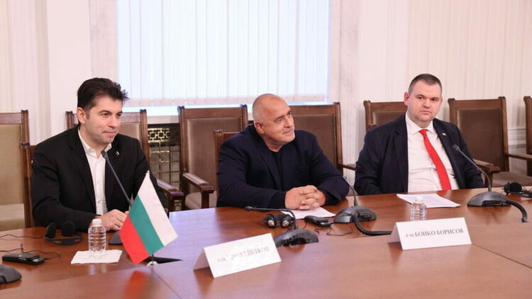 Разностранен триъгълник: Петков, Борисов и Пеевски с различни оценки за балансите в управлението