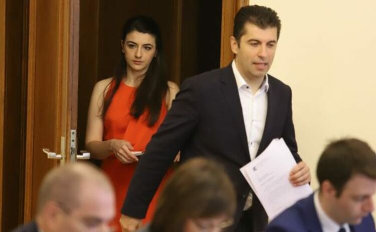 Скандалът с фалшифицираните документи се заплита: Кирил Петков забърка и Пашата