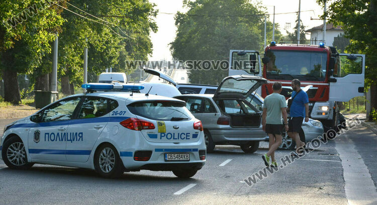 Опел и Субару се разбиха до жп гарата в Хасково