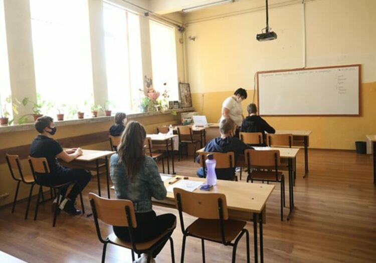 Седмокласниците се явяват на изпит по български език и литература