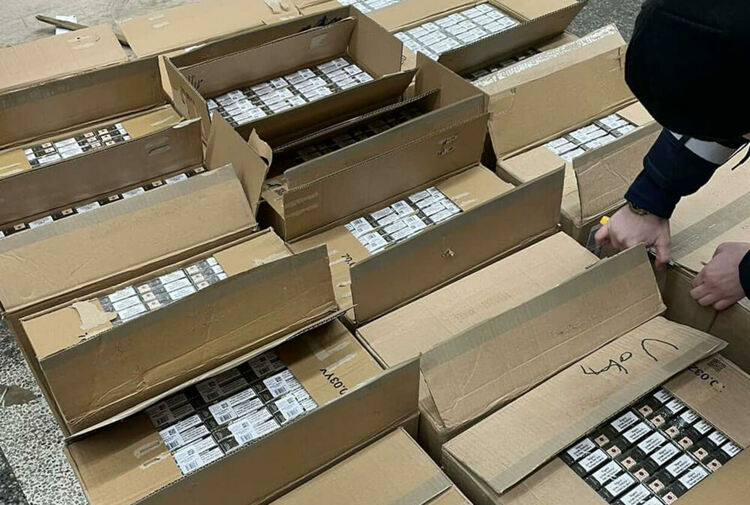 Откриха 1 320 000 контрабандни цигари в тир с картонени заготовки
