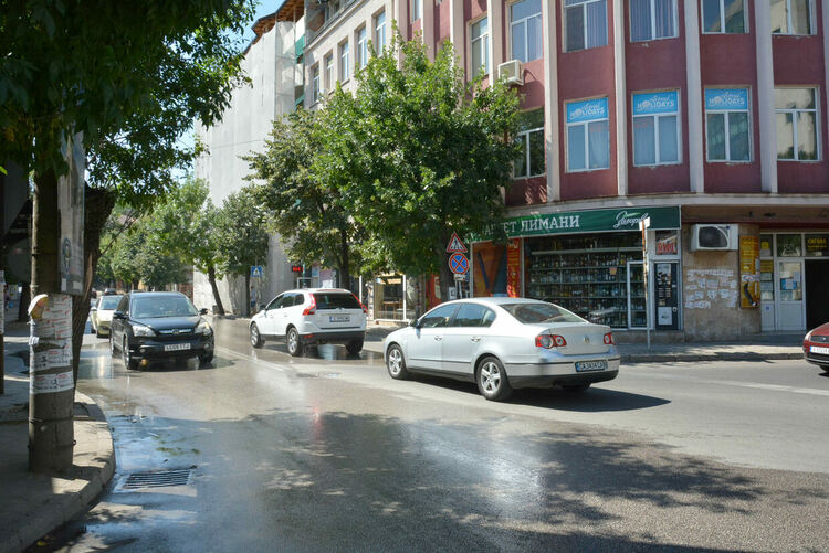 Вода извира от асфалт близо до Първа поликлиника в Хасково 