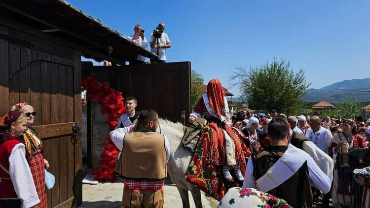 Доведоха булката на народния певец Филип Синапов на бял кон! Над 700 сватбари ядоха "на земята", както преди сто години.
