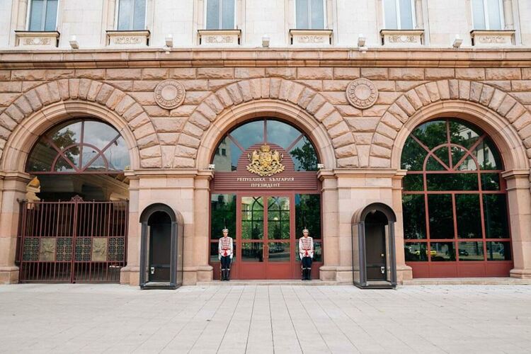 Спешна проверка на сапьори пред президентството заради изоставена чанта