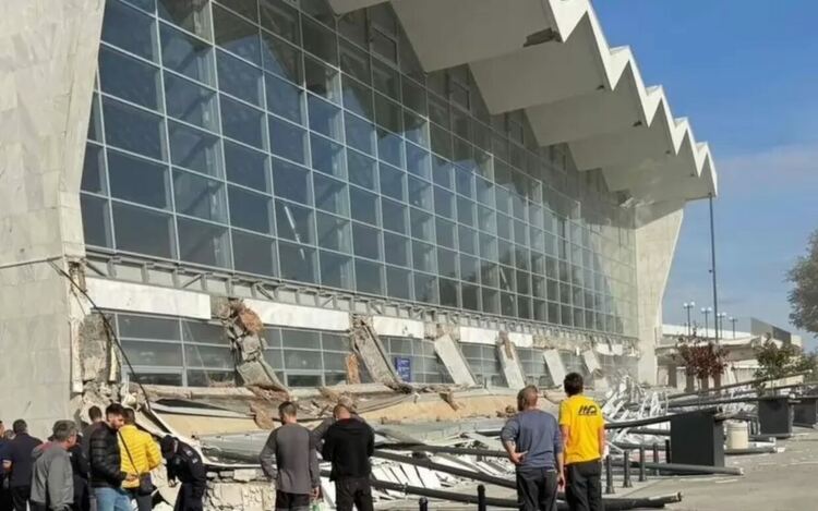 11 са задържани заради срутената козирка в Нови Сад