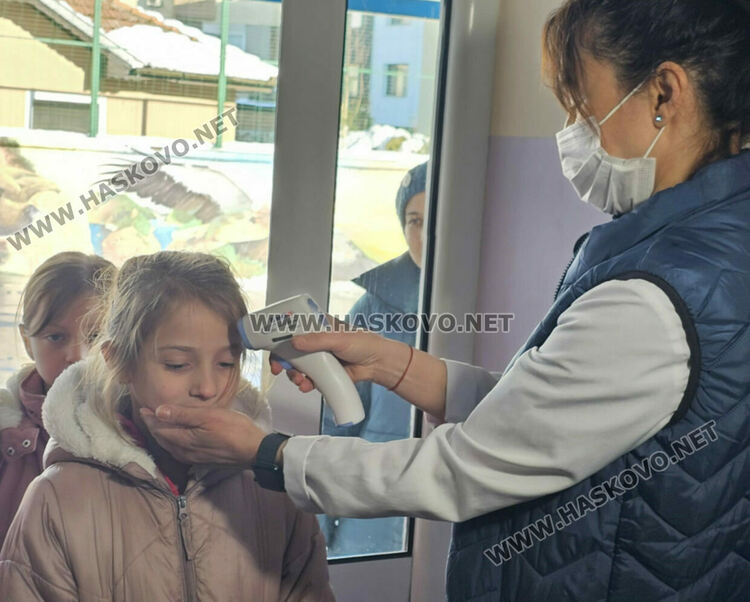 Почти 3500 ученици вече отсъстват заради заболявания
