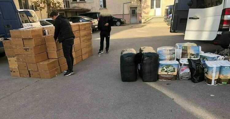 Задържаха автомобил със 120 „маркови“ маратонки ментета