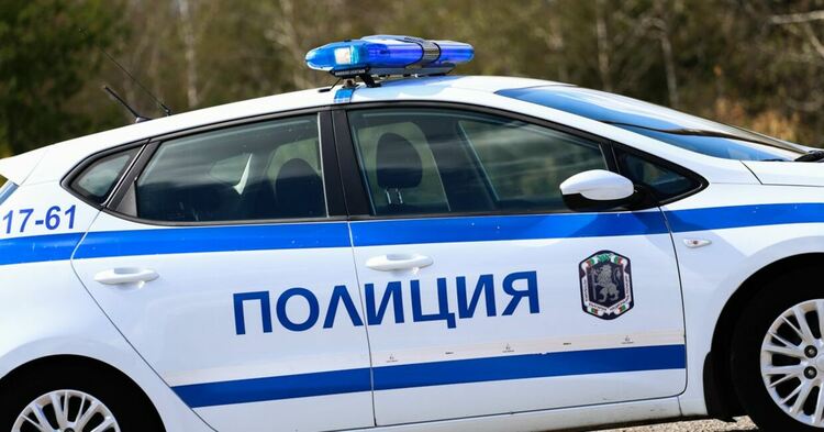 Служители на полицията в Перник задържаха трима в опит да извършат кражба на гориво, сред тях е и момче на 15 години