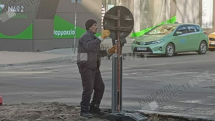 Започна работа по асфалтовата настилка на бул.”Тракия” в Кърджали,движението е само в едното платно по цялото му протежение