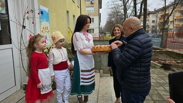 3200 мартенички за децата на Кърджали